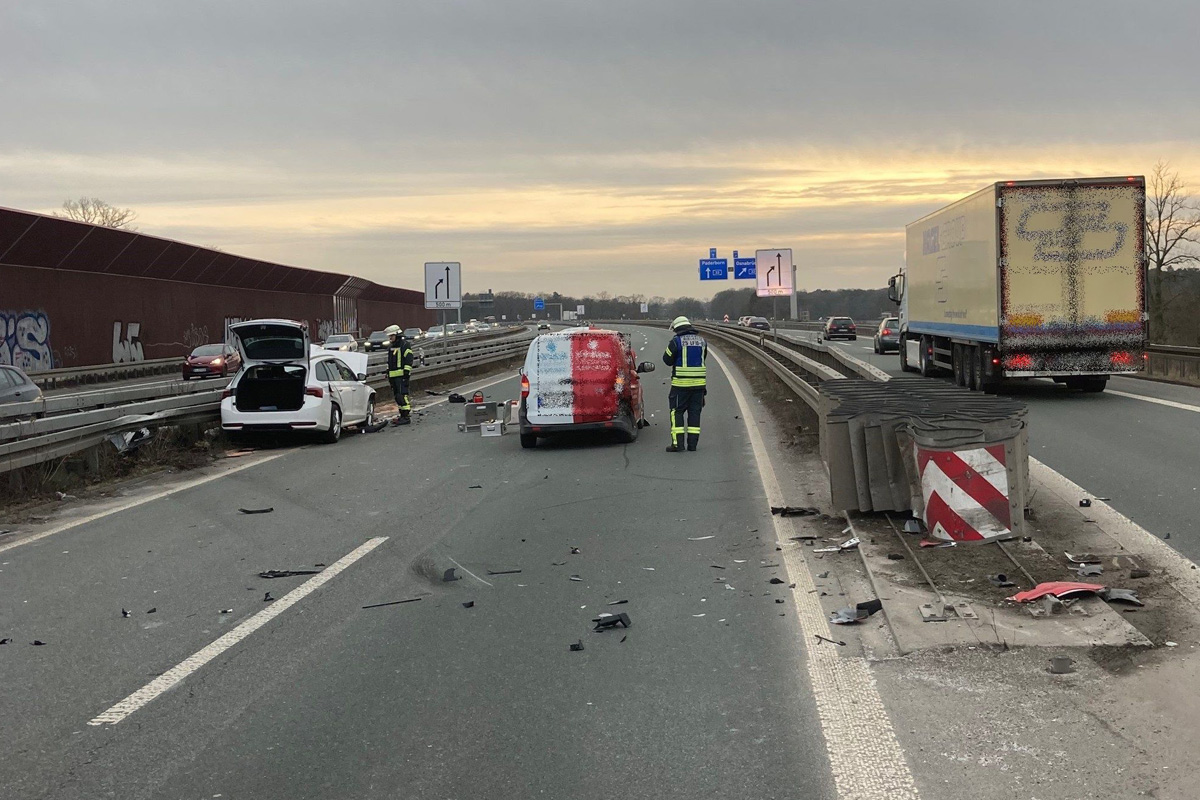 Bielefeld – Transporter prallt gegen Begrenzung auf Autobahn