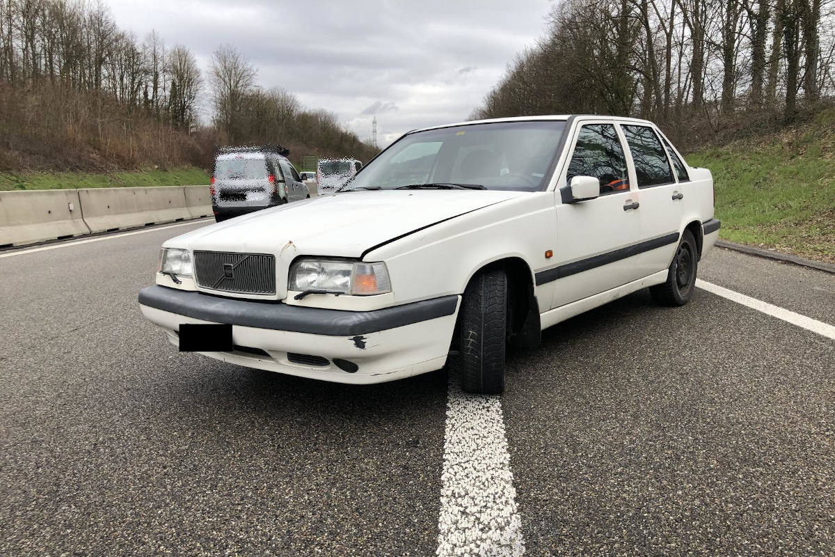 Rheinach BL – Überraschender Spurwechsel löst Selbstunfall aus