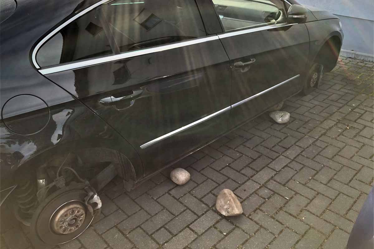Worms - Räder gestohlen - Auto auf Steine abgesetzt!