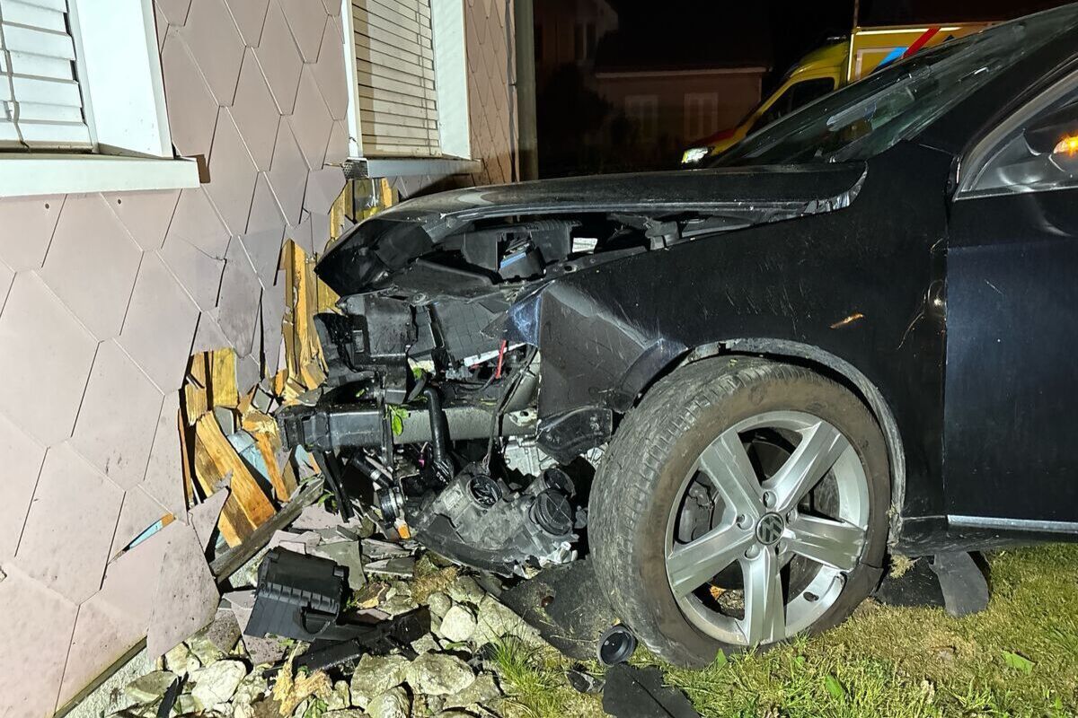 Gunzgen SO – Autofahrer kracht alkoholisiert in Hausfassade