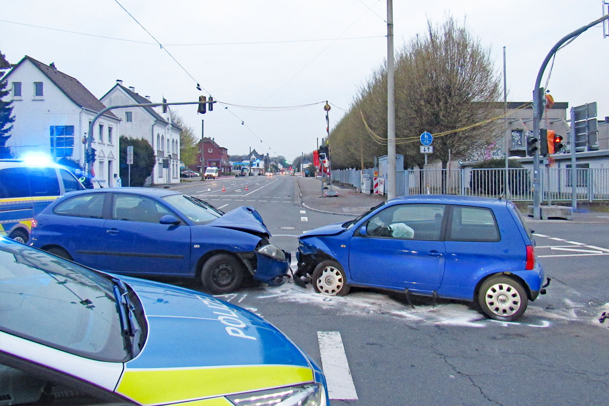 Langenfeld – Fahrer flüchtet nach Unfall mit zwei Verletzten