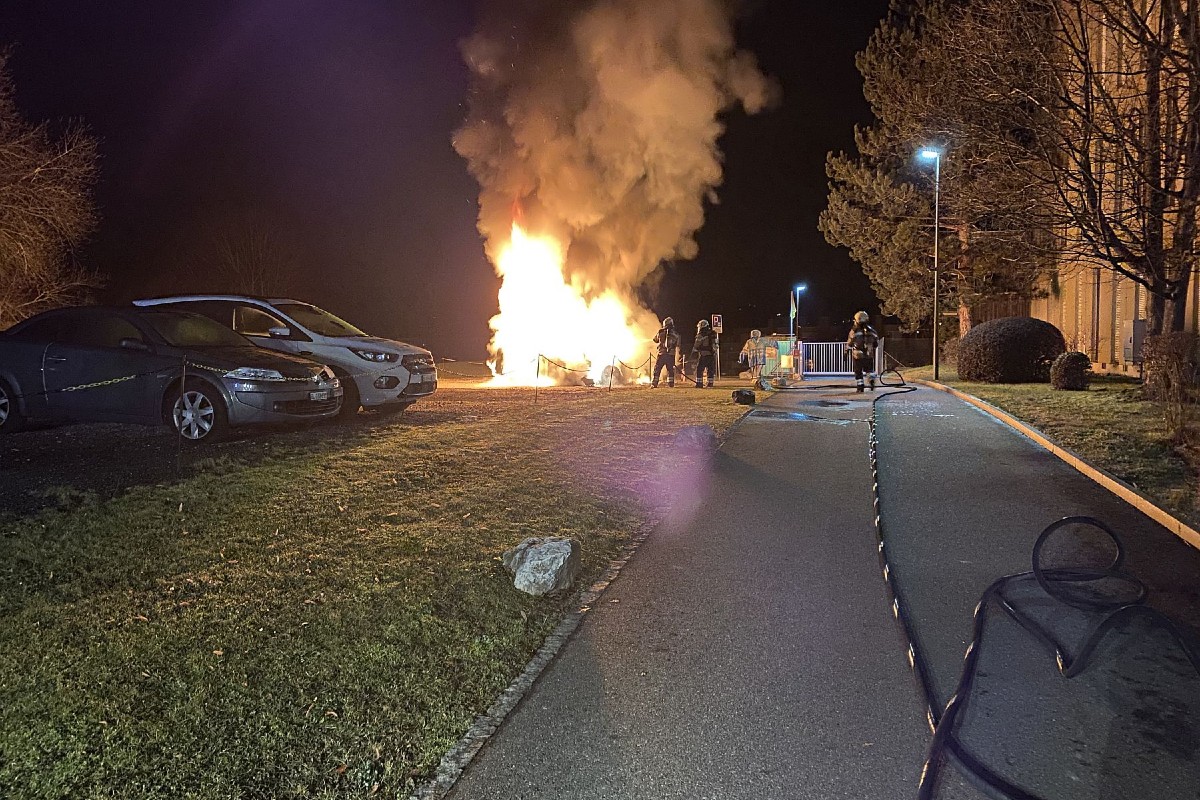 Therwil BL - Auto in Vollbrand