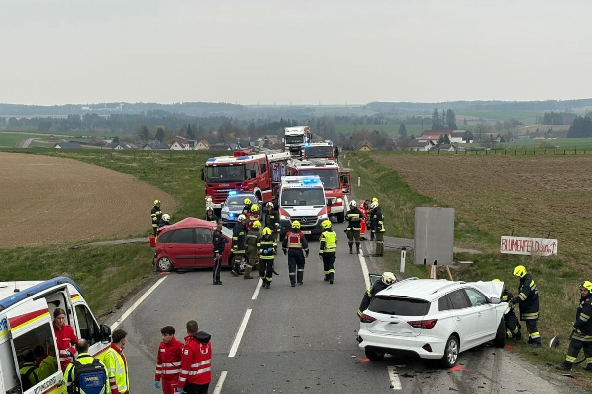 Schwarzenau – Pkw nach Unfall in Lkw geschleudert