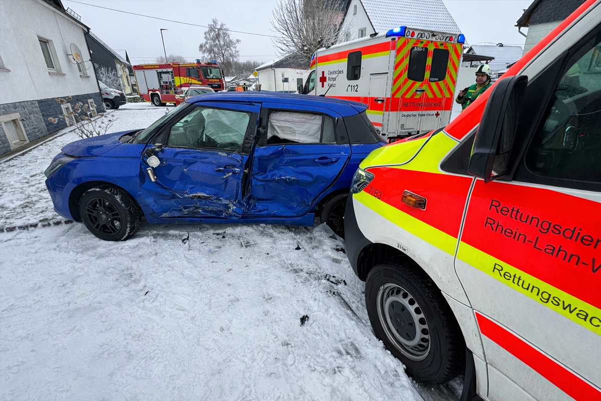 Höhn – Rettungswagen kollidiert mit Pkw auf Einsatzfahrt