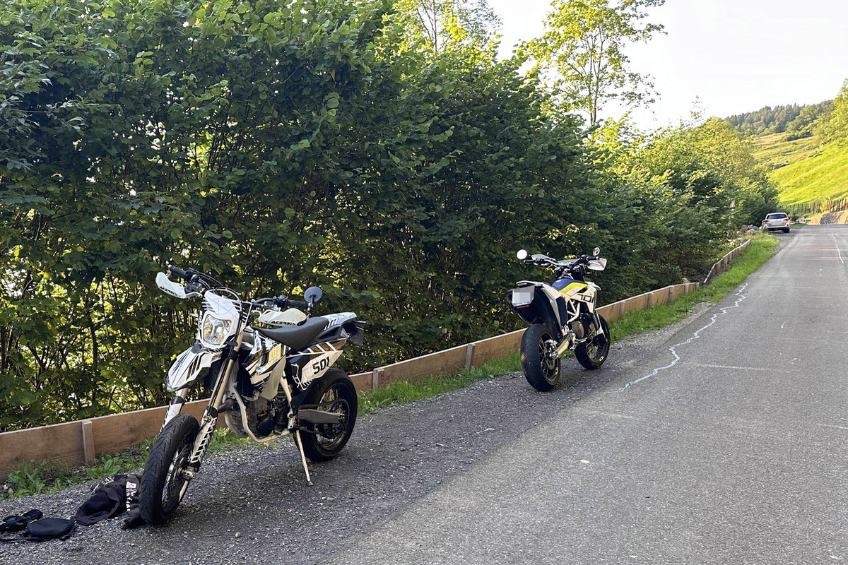 Willerzell SZ - Zwei Motorradfahrer gestürzt