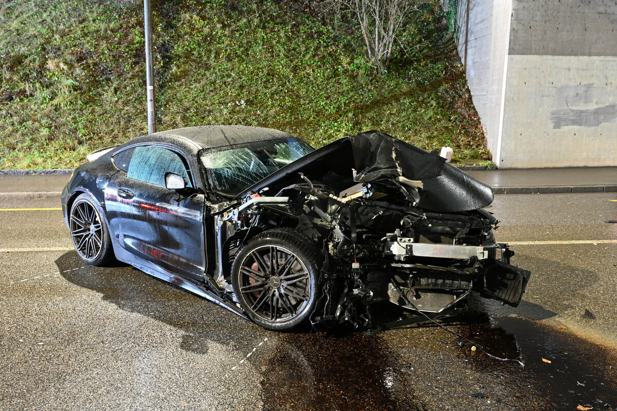 Unfall in Winterthur ZH – 550-PS-Sportwagen crasht in Unterführung