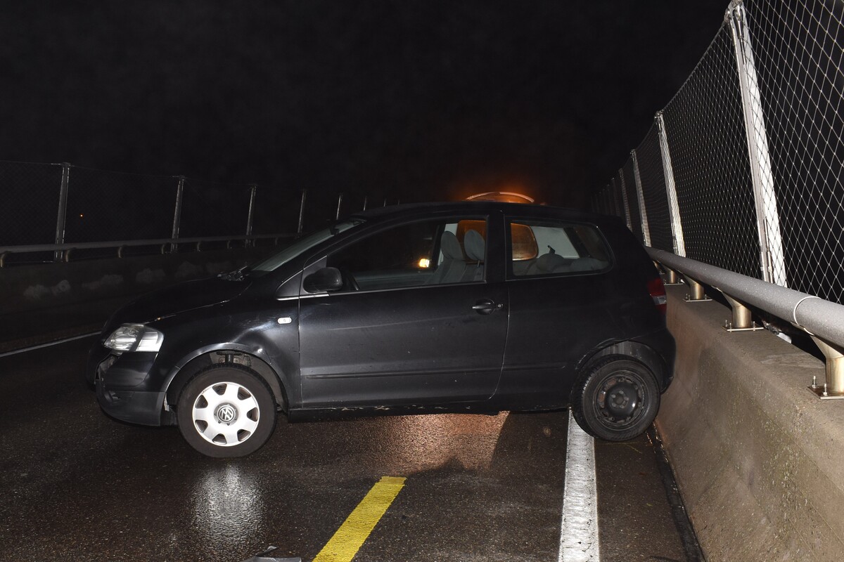 Unfall in Waldstatt AR - Mit einem Brückengeländer kollidiert 