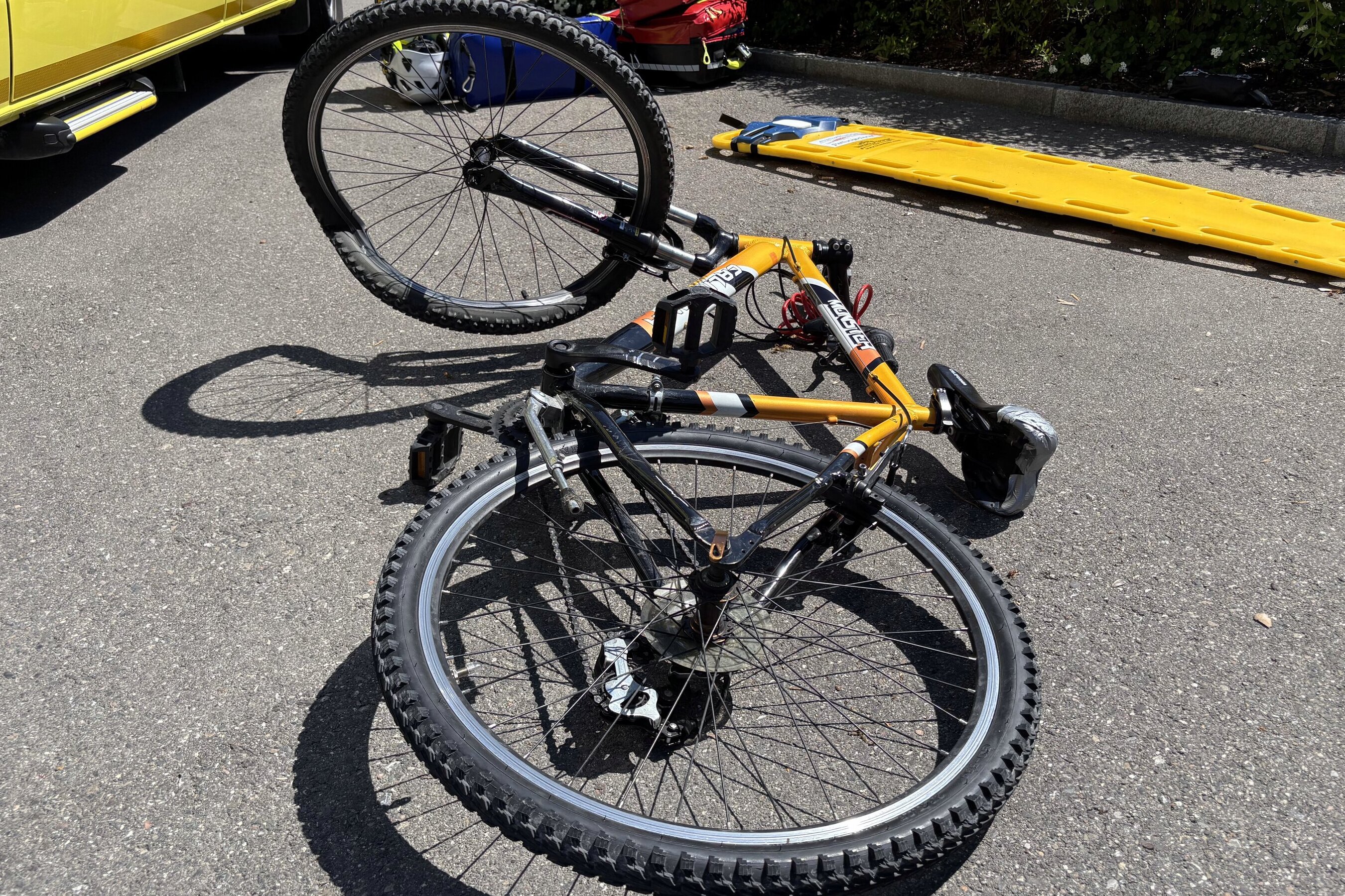 Bad Zurzach AG – Velofahrer (25) nach Unfall ins Spital geflogen