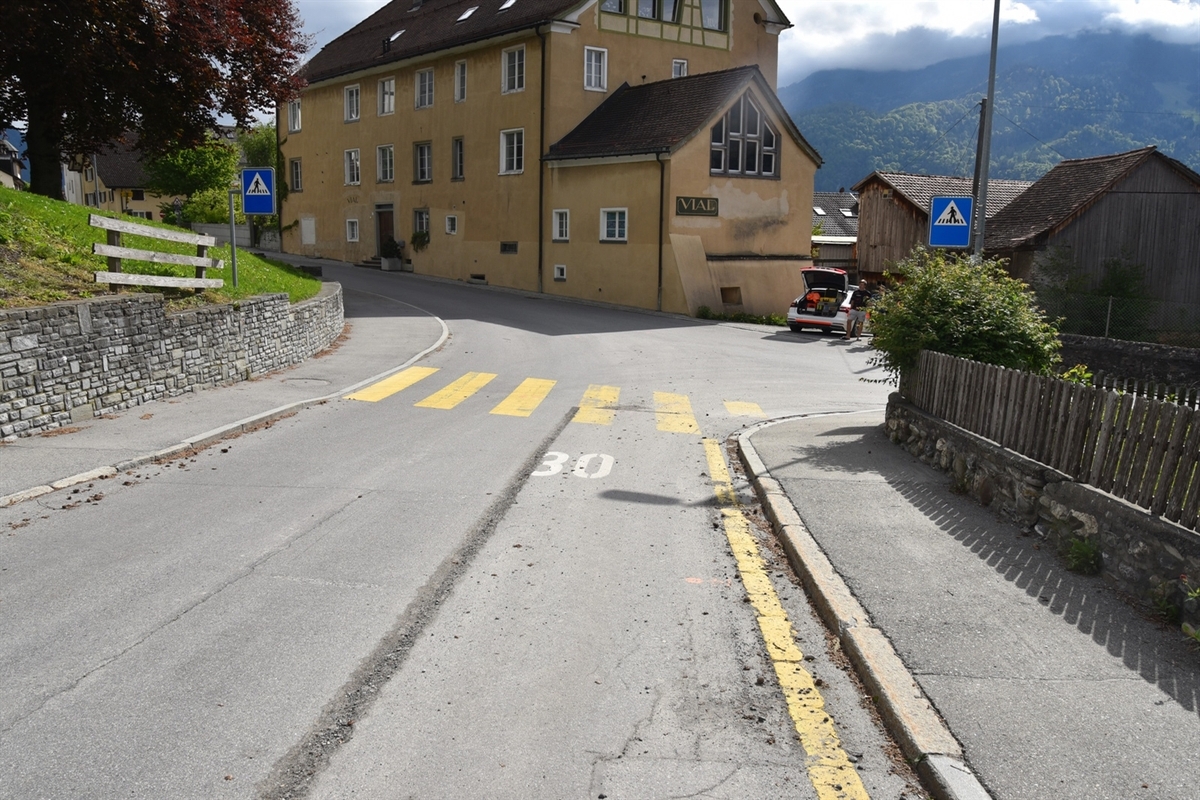 Junger Fahrradfahrer stürzt wegen Auto in Zizers GR