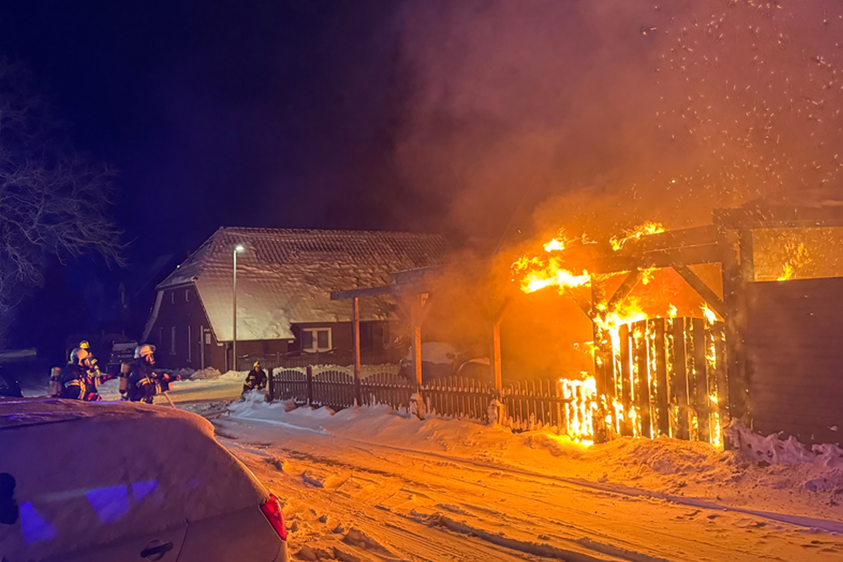 Aurich – Brand von Carport und Elektroautos