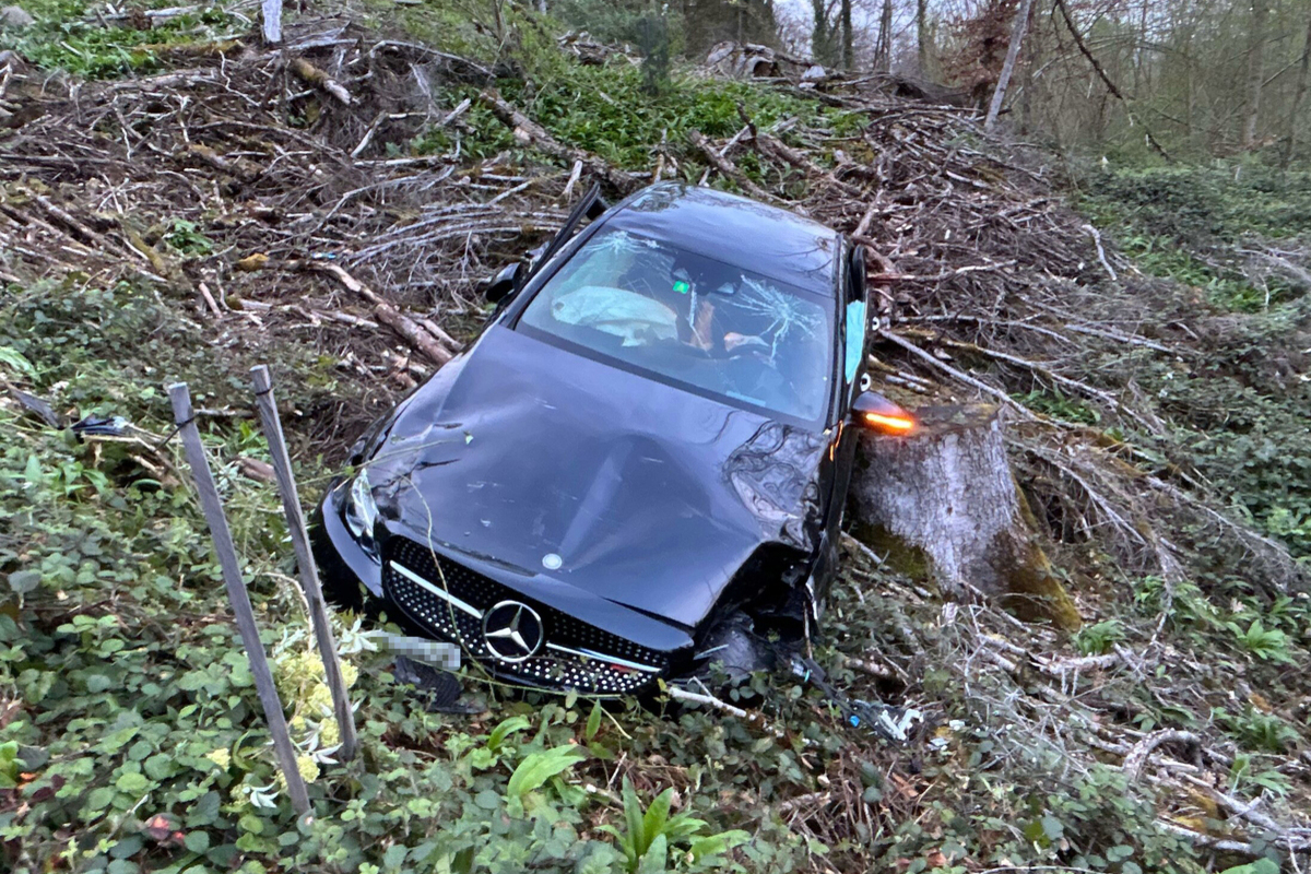 Spreitenbach AG - Mercedes von der Strasse abgekommen - Lenker betrunken