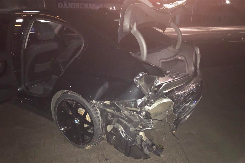 Worms - Mutter fährt mit 1.74 Promille und Kleinkind an Bord auf einen abbiegenden PKW auf.