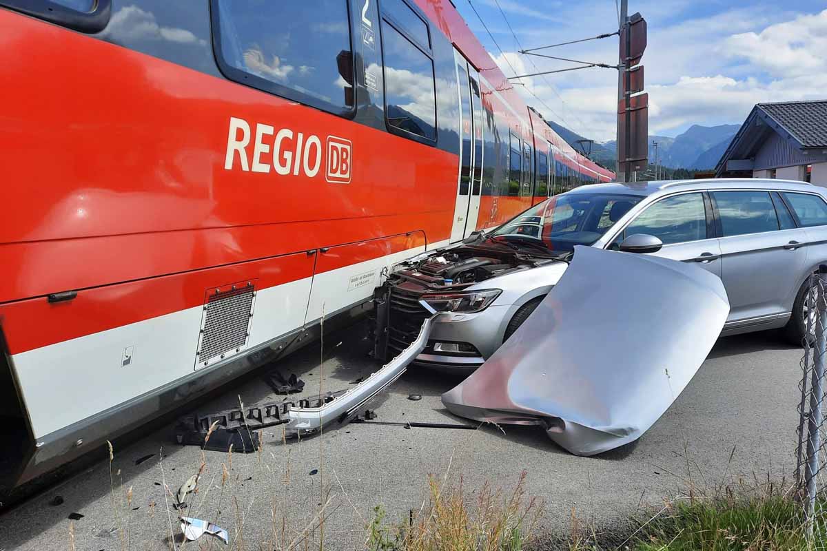 Pflach - Pkw von Zug erfasst