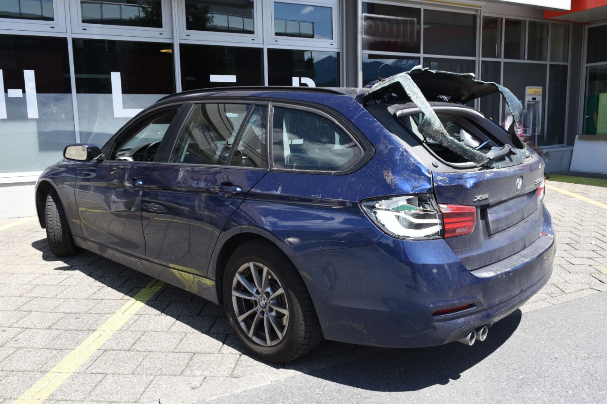 Weggis LU - Pferde machen sich mit Kutsche "selbständig" - Kinder und Hund können von Kutsche springen!