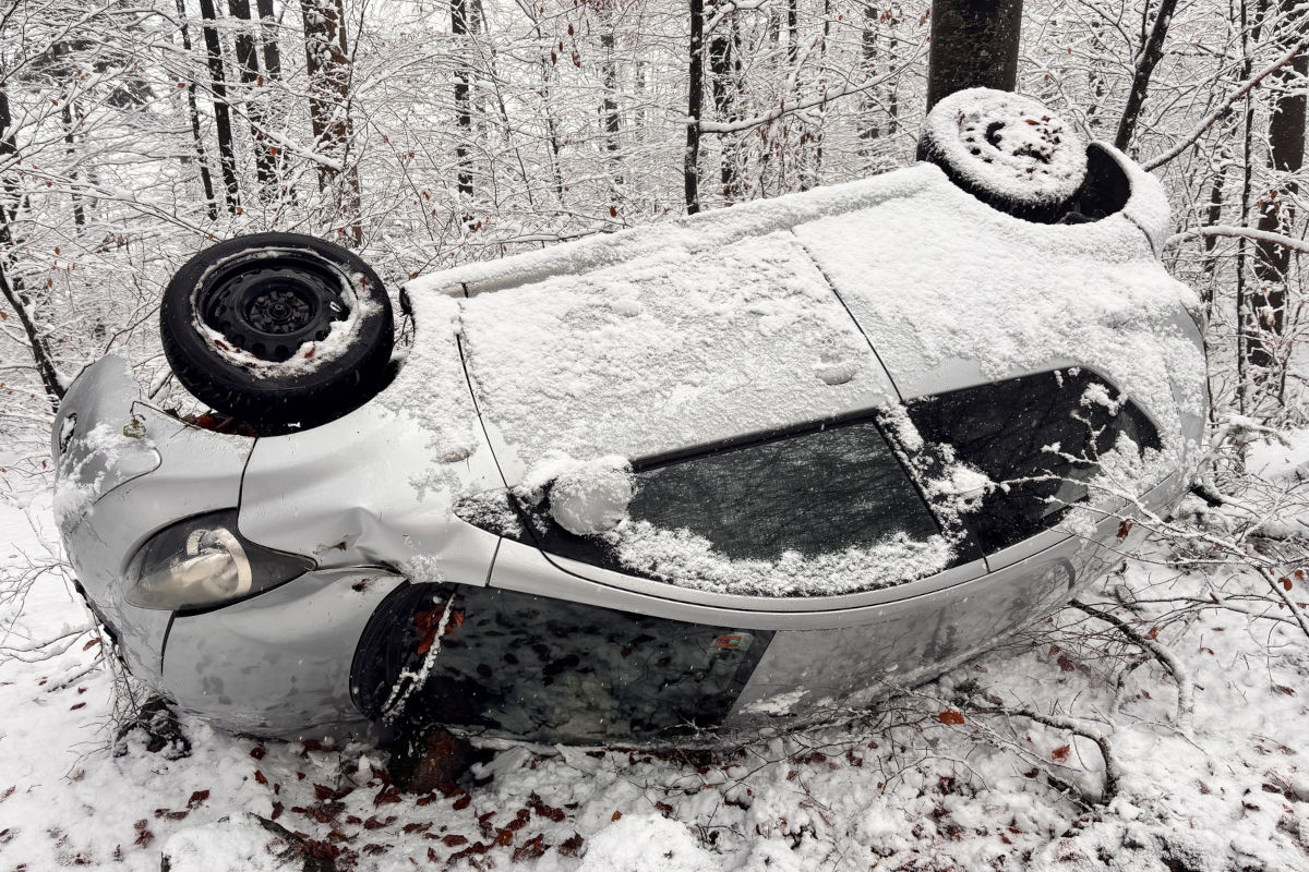 Unfall in Triesenberg FL – Auto überschlägt sich und landet auf Dach