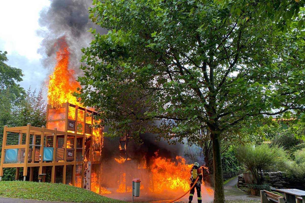 Rheinfelden AG - Rutschbahn in Brand gesetzt