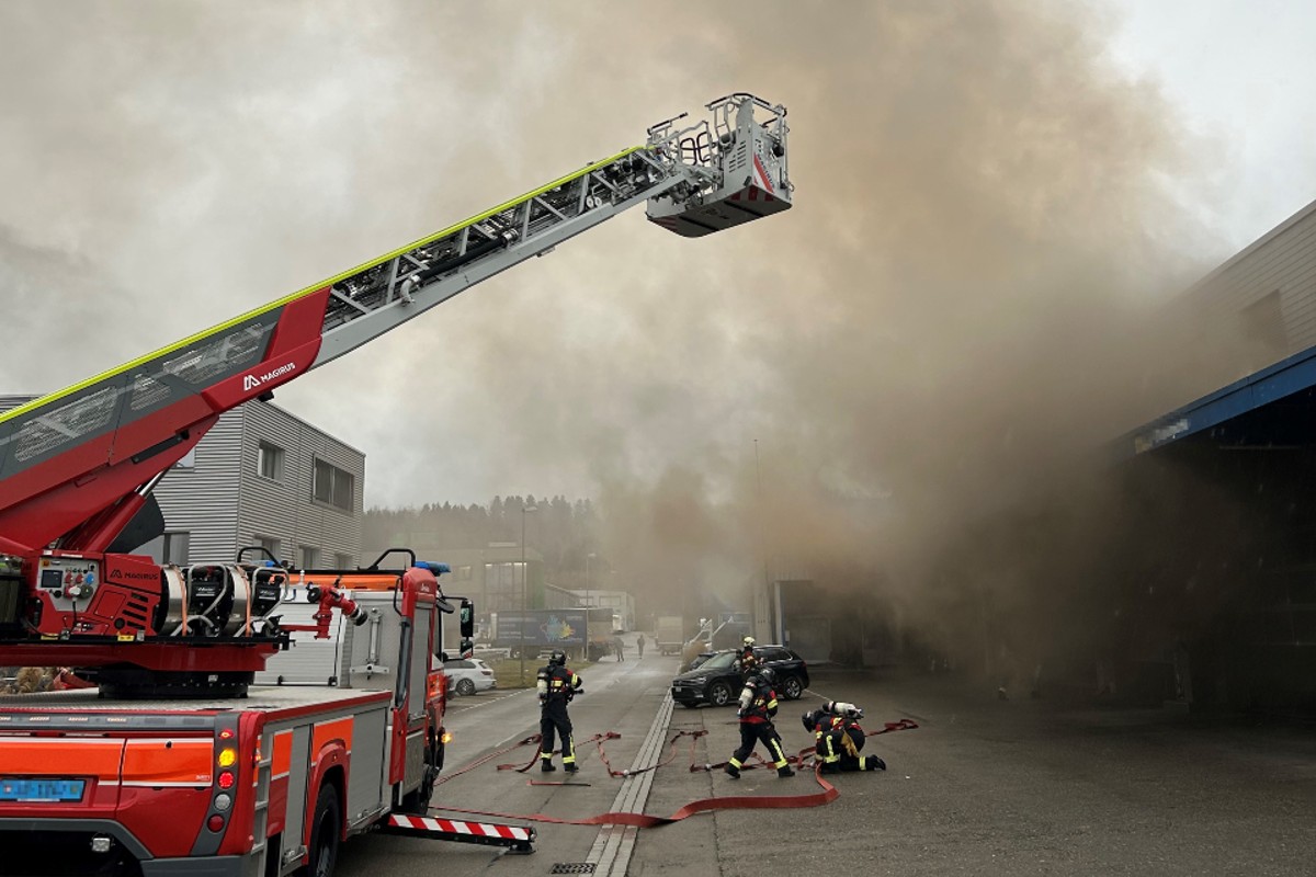 Sirnach TG - Industriehalle in Vollbrand - Eine Person verletzt