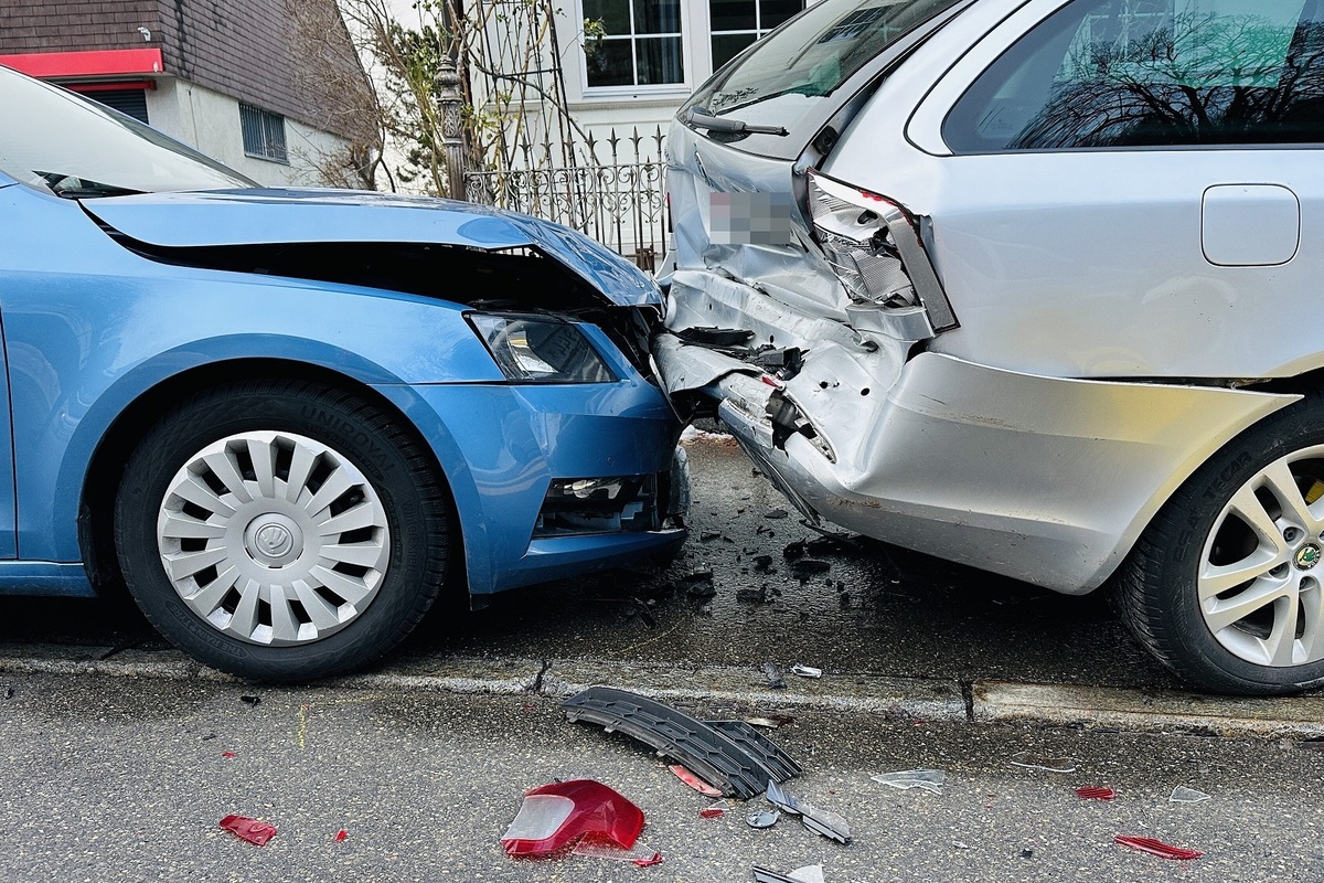 Trogen AR - Frontal gegen ein parkiertes Auto geprallt 