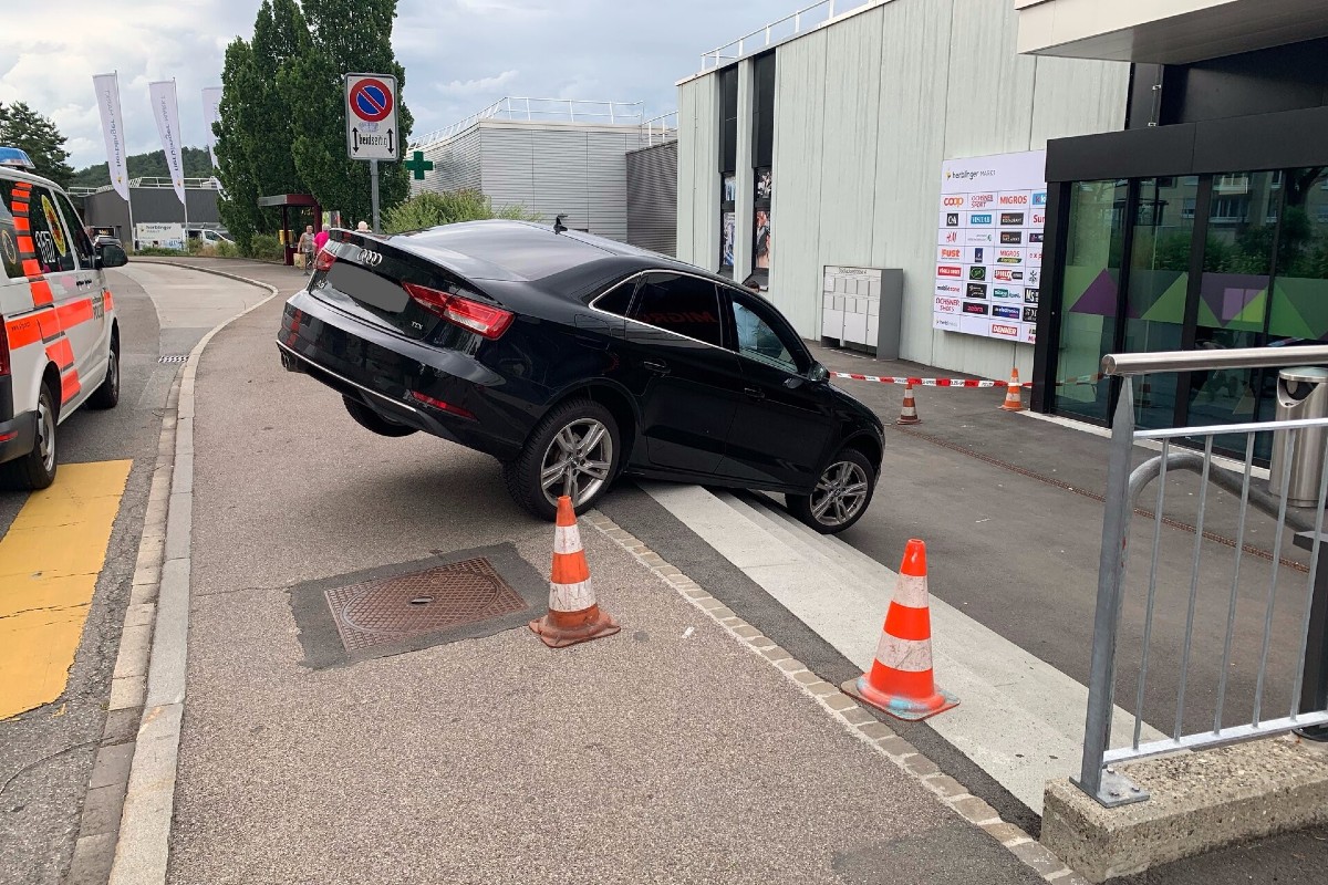 Herblingen SH - 35-jähriger Mann verliert aus medizinischen Gründen Kontrolle über Audi