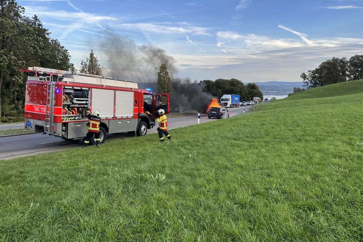 Feusisberg SZ - Ein Auto brannte heute aus