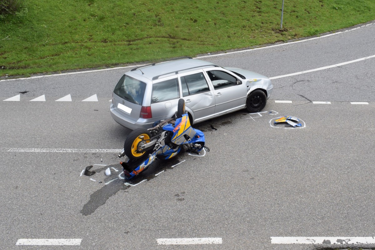 Hundwil AR - Personenwagen kollidiert mit Motorrad - zwei Verletzte