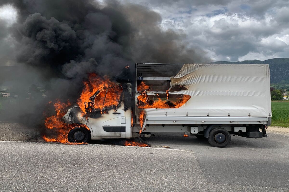 Solothurn - Lieferwagen brennt nach Kollision aus 