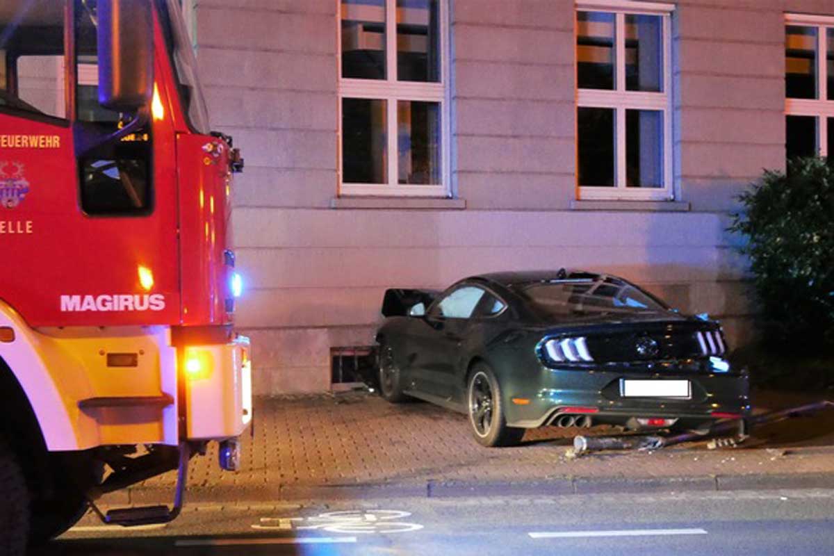 Celle - PKW krachte gegen Hauswand