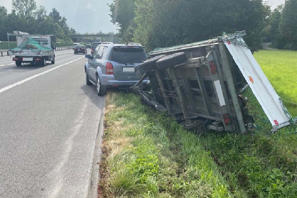 Baar ZG - Anhänger kippt auf der Autobahn