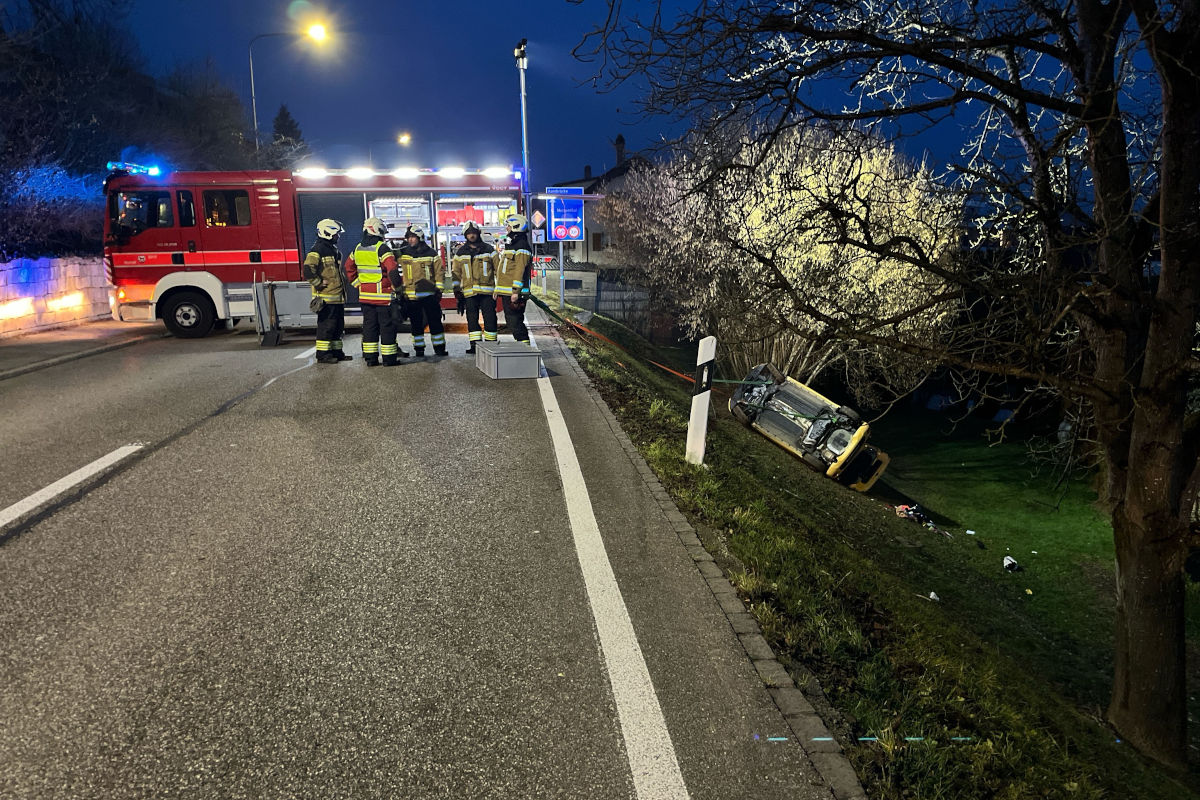 Wolfwil SO – Auto rutscht bei Selbstunfall Böschung hinunter