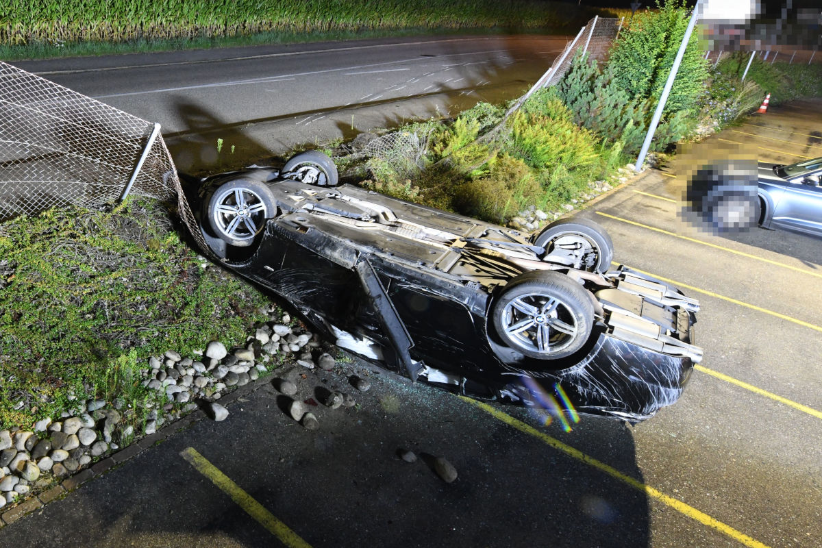 Unfall in Däniken SO – Auto überschlägt sich nach Kollision mit Zaun