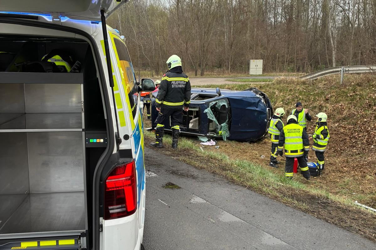 Unfall bei Hausleiten – Alkoholisierter Lenker überschlägt sich
