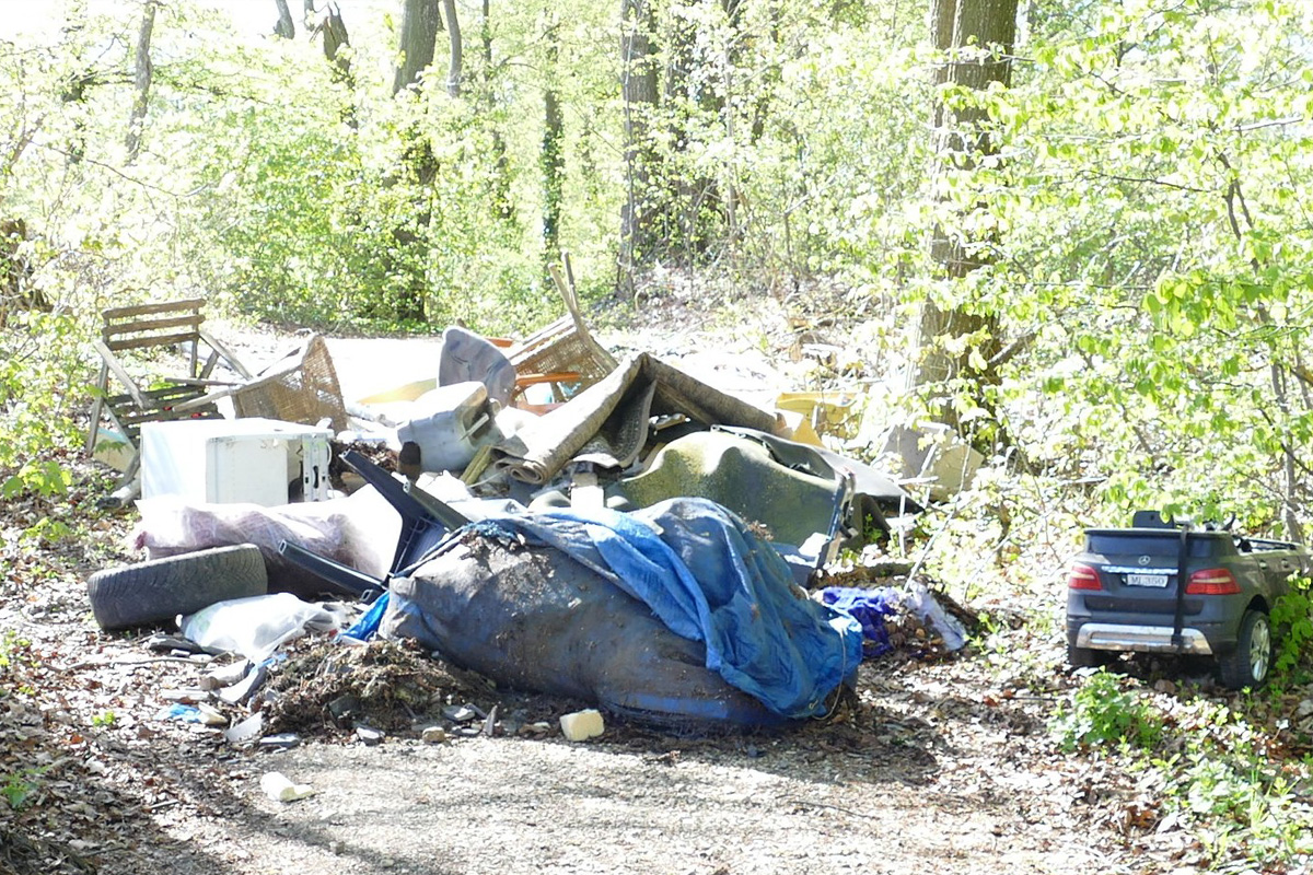 Geislingen – Große Menge Müll im Wald entsorgt
