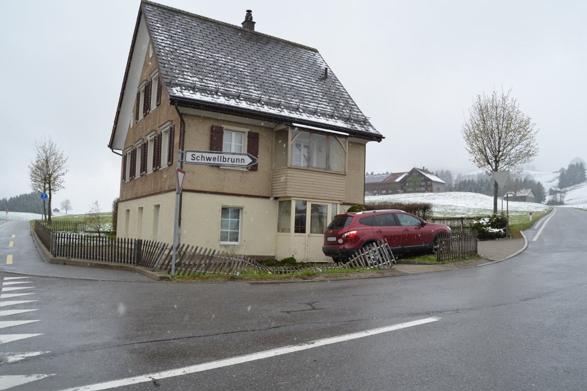Schwellbrunn AR - Junge Autofahrerin landet in Garten