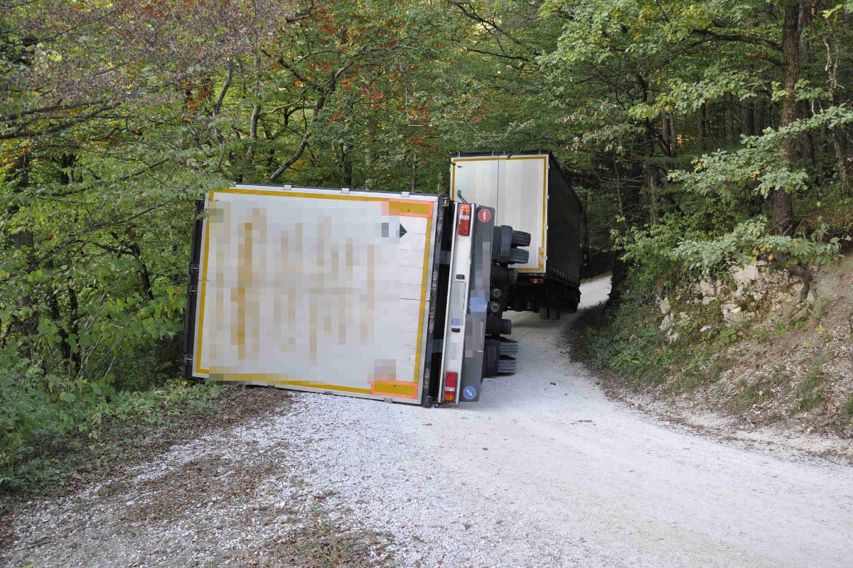 Egerkingen SO - Lastwagen-Anhänger wegen Navi-Fehlleitung gekippt