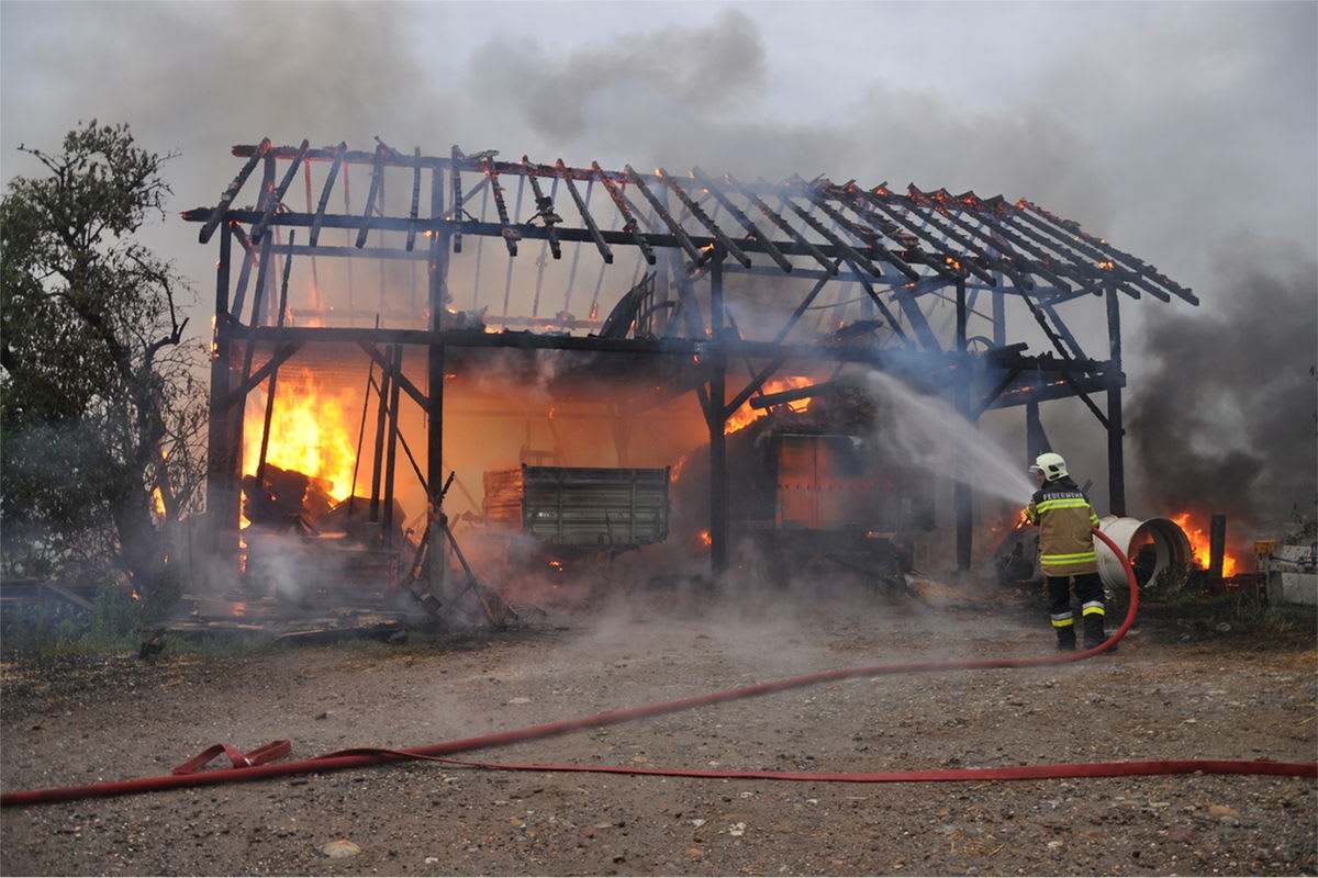 Hüniken SO - Brand eines Wagenschopfes
