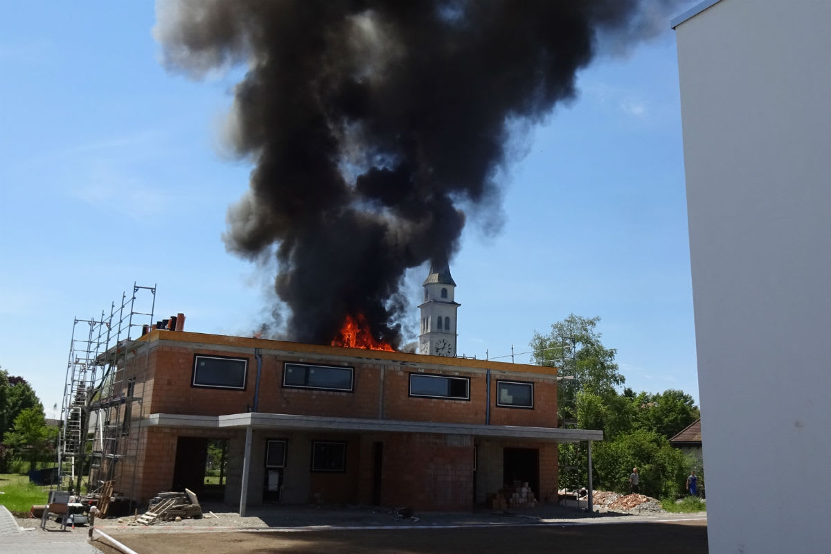 Kriegstetten SO - Dach eines Doppeleinfamilienhauses fängt Feuer