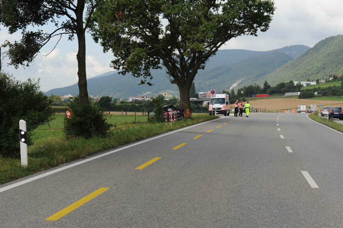 Egerkingen SO: Autofahrer prallt gegen Baum - schwer verletzt