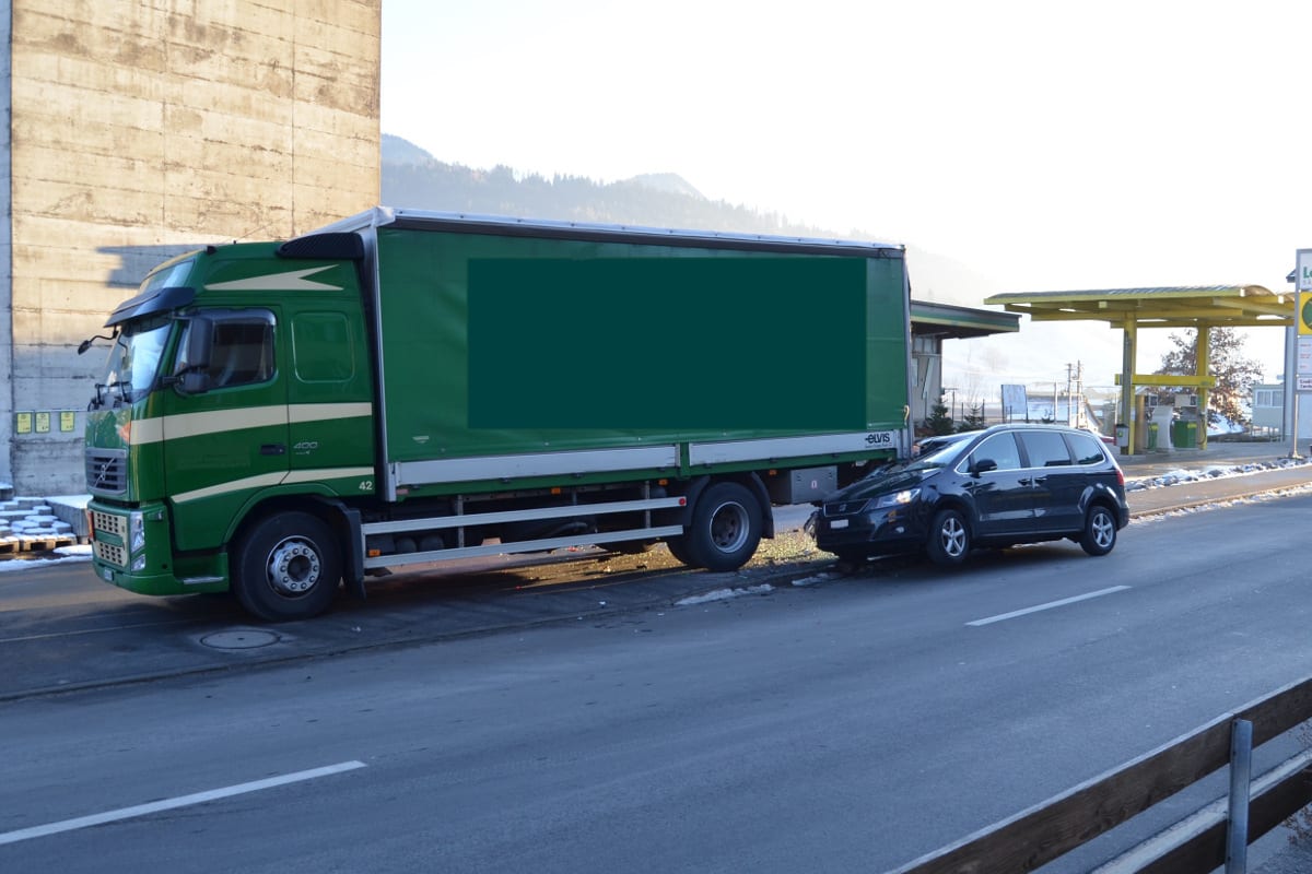 Urnäsch AR - Auto fährt auf Lastwagen auf