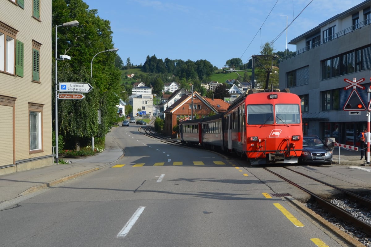 Teufen AR - Auto von Zug erfasst und mitgeschleift