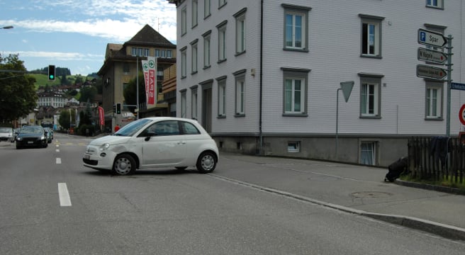 Auto und Roller kollidieren in Herisau