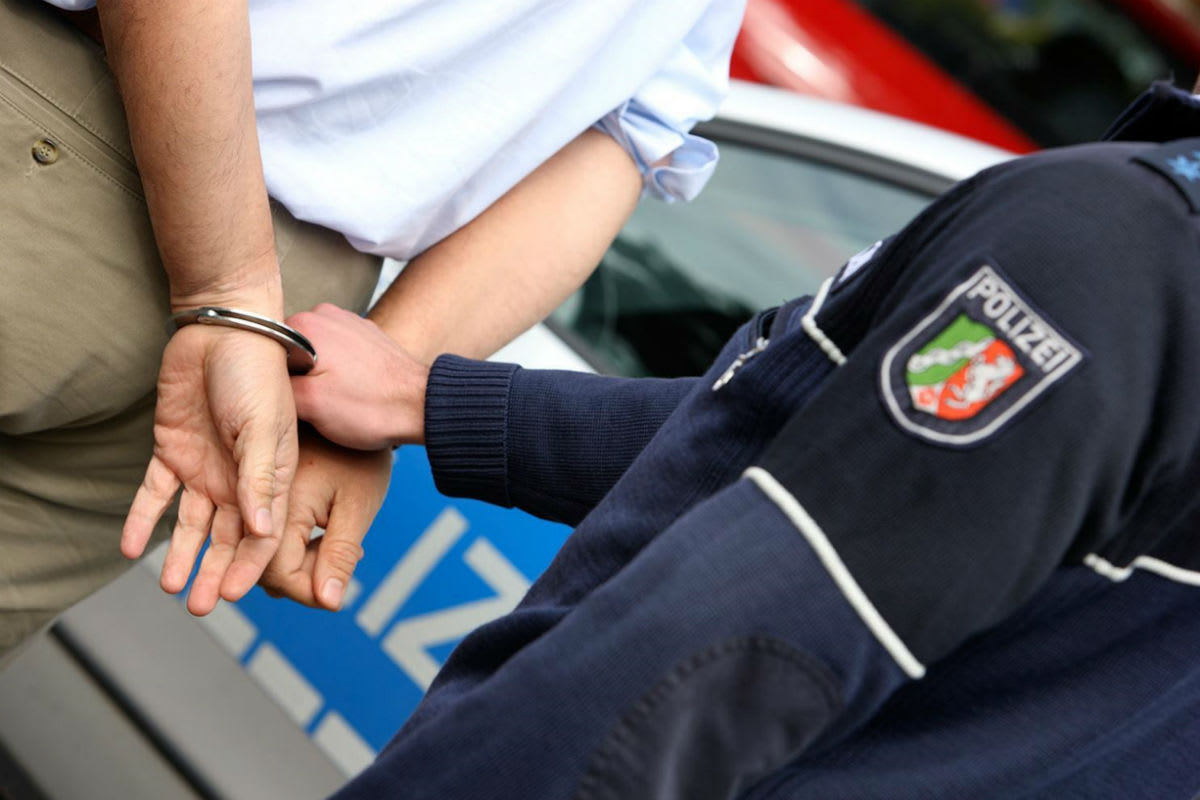Bonn – Mann (66) zielt mit Schusswaffe von Balkon auf Kinder