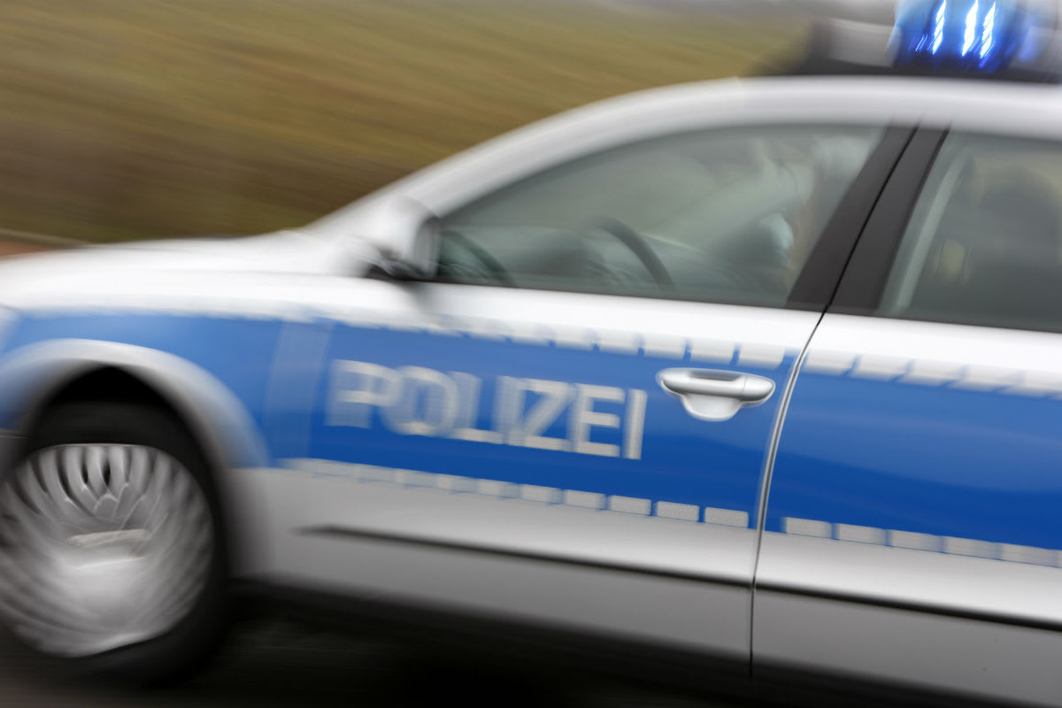 Unglaubliches aus Pforzheim – Fußgänger spaziert über Auto