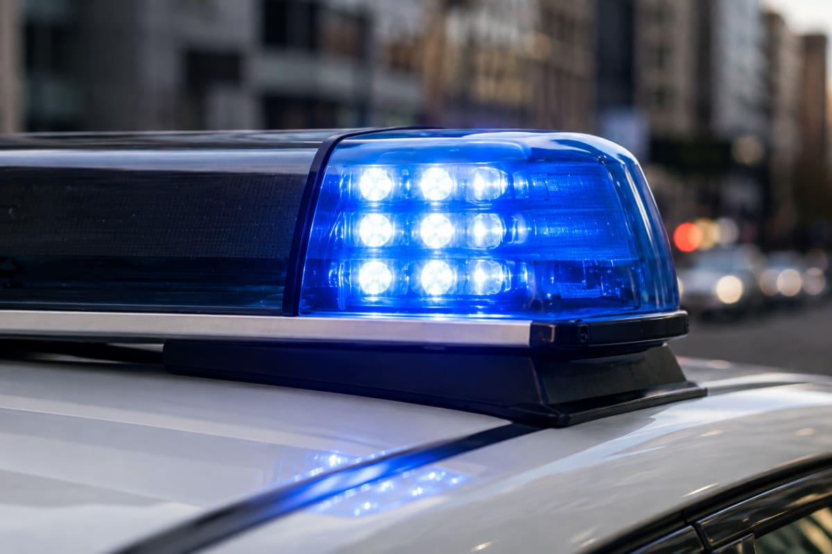 Buchs ZH – Mann in Richtung einfahrenden Zug gestossen