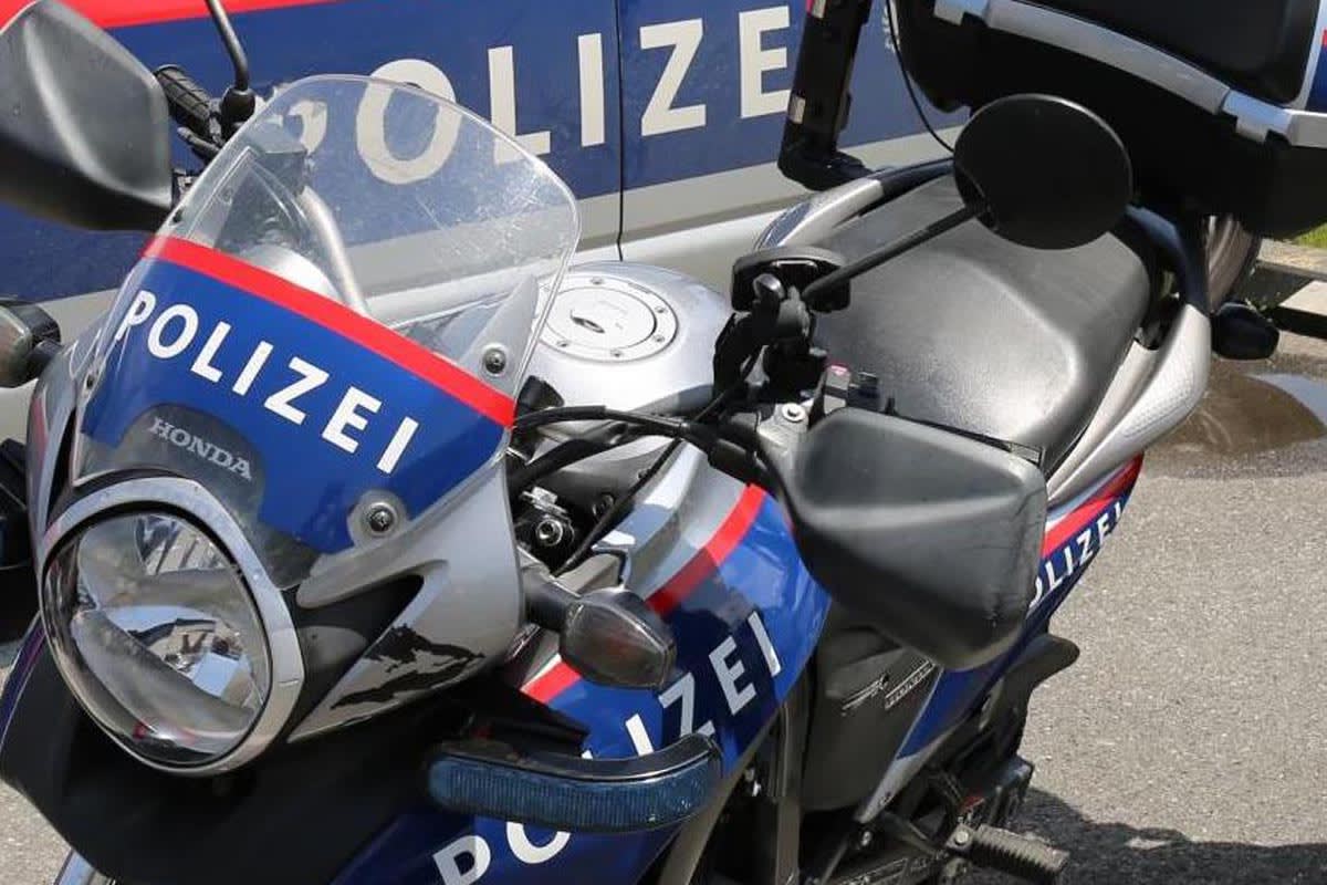 Wels – Autofahrer hilft Polizei und stoppt flüchtenden Lenker