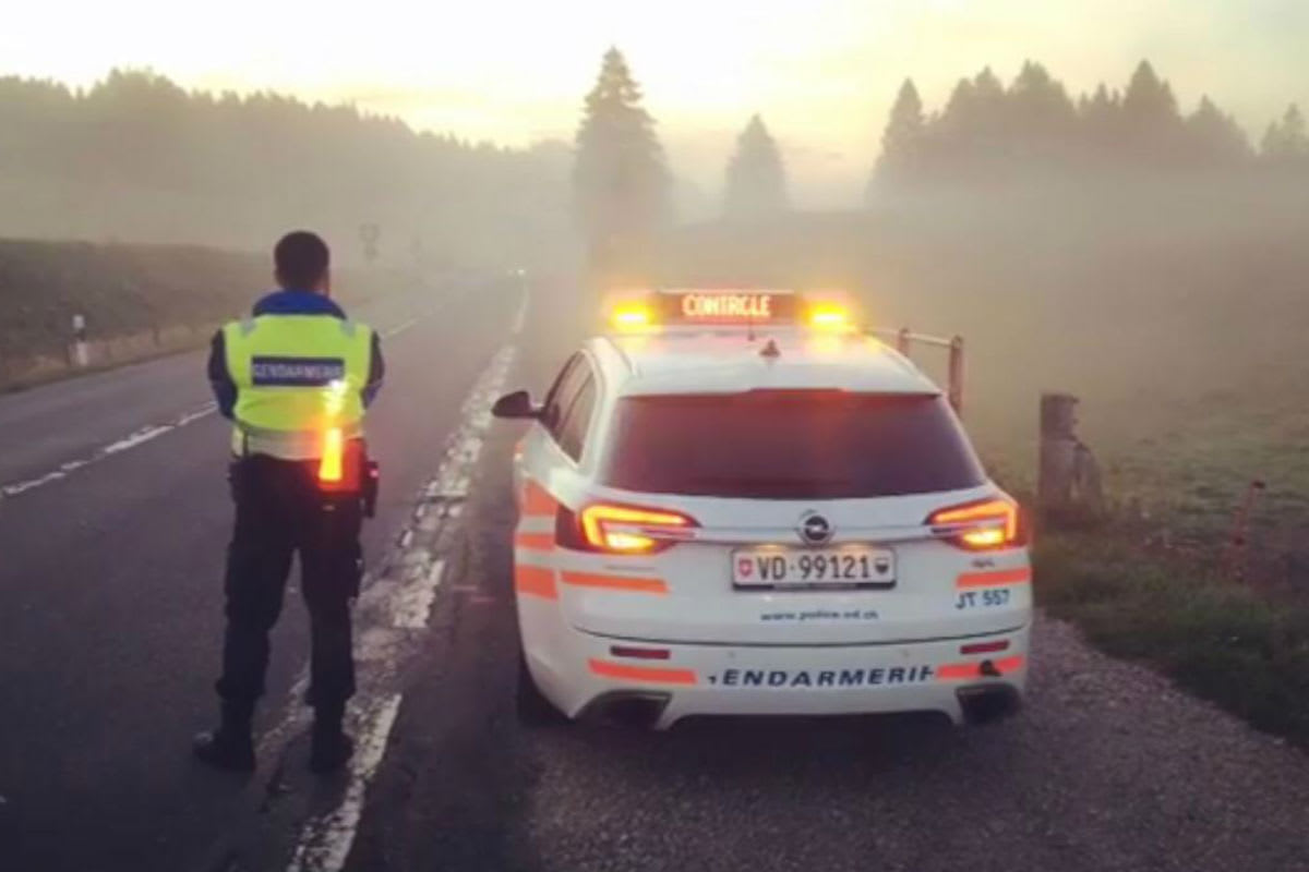 A1 bei Bursins VD – In gestohlenen Luxusautos mit 200 km/h vor der Polizei geflüchtet