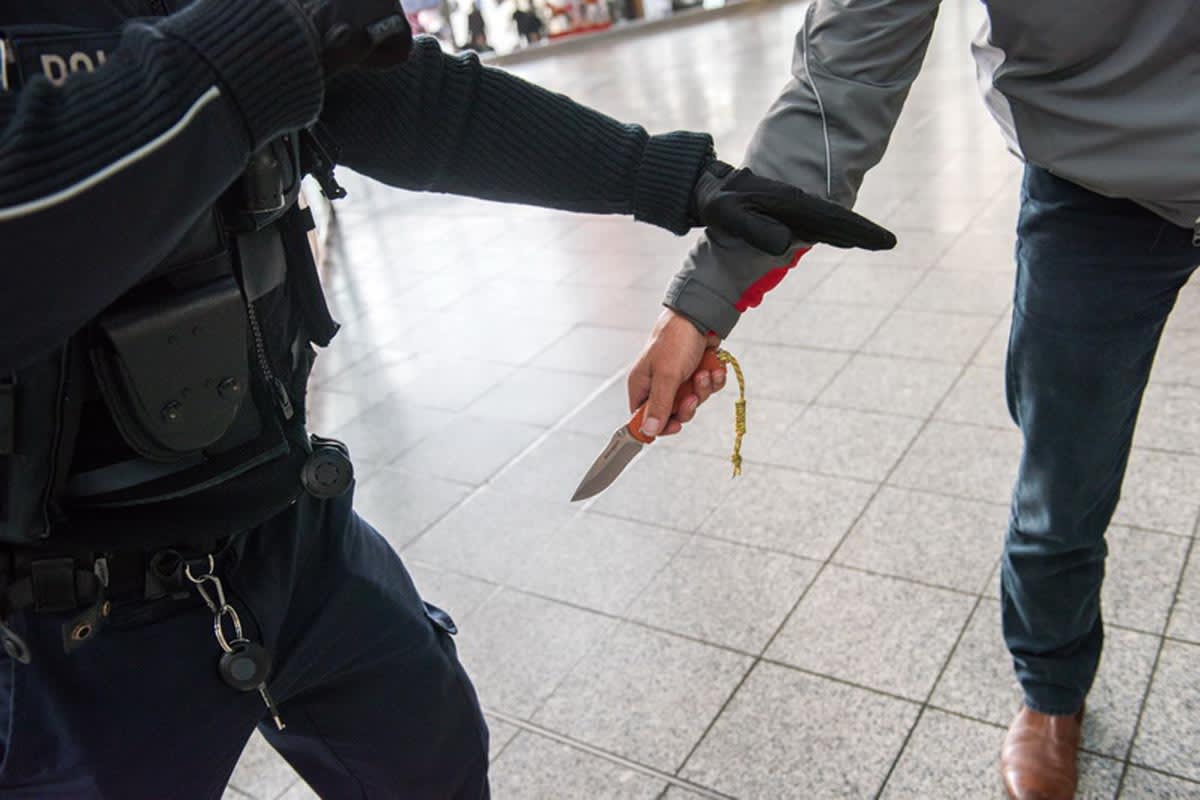 Stadt Bern BE - Mann von einem Unbekannten mit Messer angegriffen