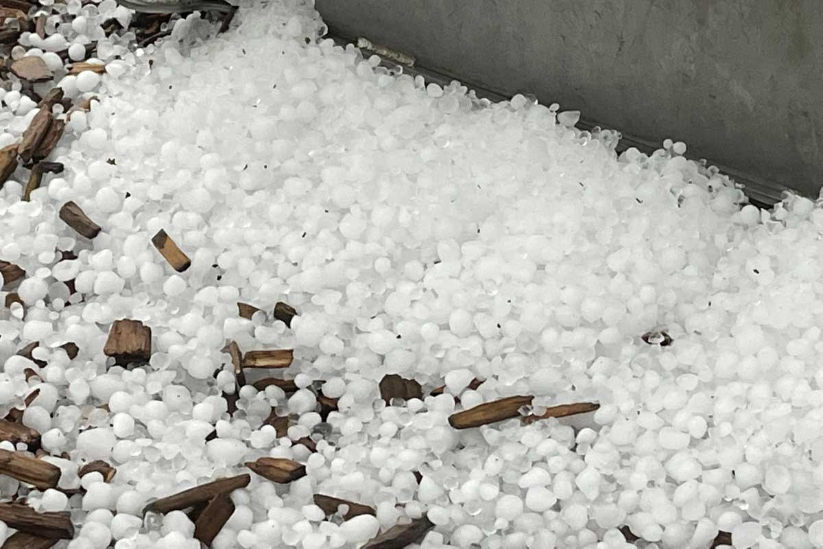 Alarm - Heftige Gewitter mit Hagel und Starkregen überqueren die Schweiz - Schnee in den Bergen