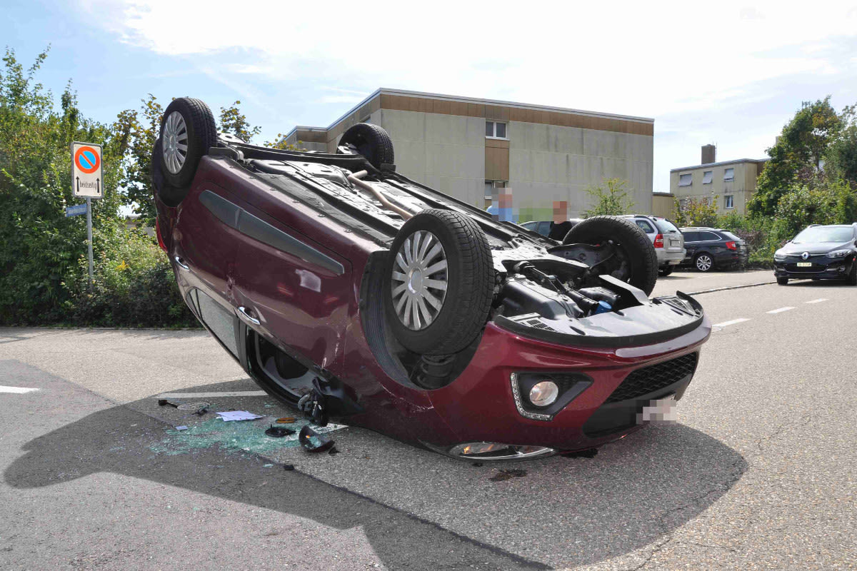Bellach SO - Auto bei Selbstunfall überschlagen