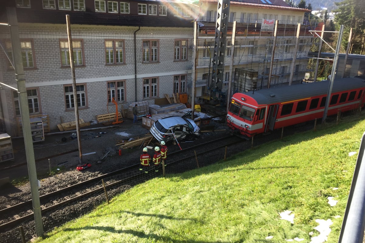 Urnäsch AR - Autofahrer übersieht Bahn - Vater und zwei Kinder verletzt