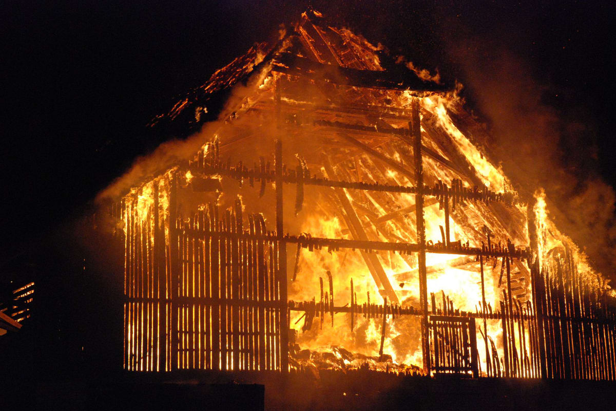 Bauernhaus in Zuchwil in Flammen gehüllt